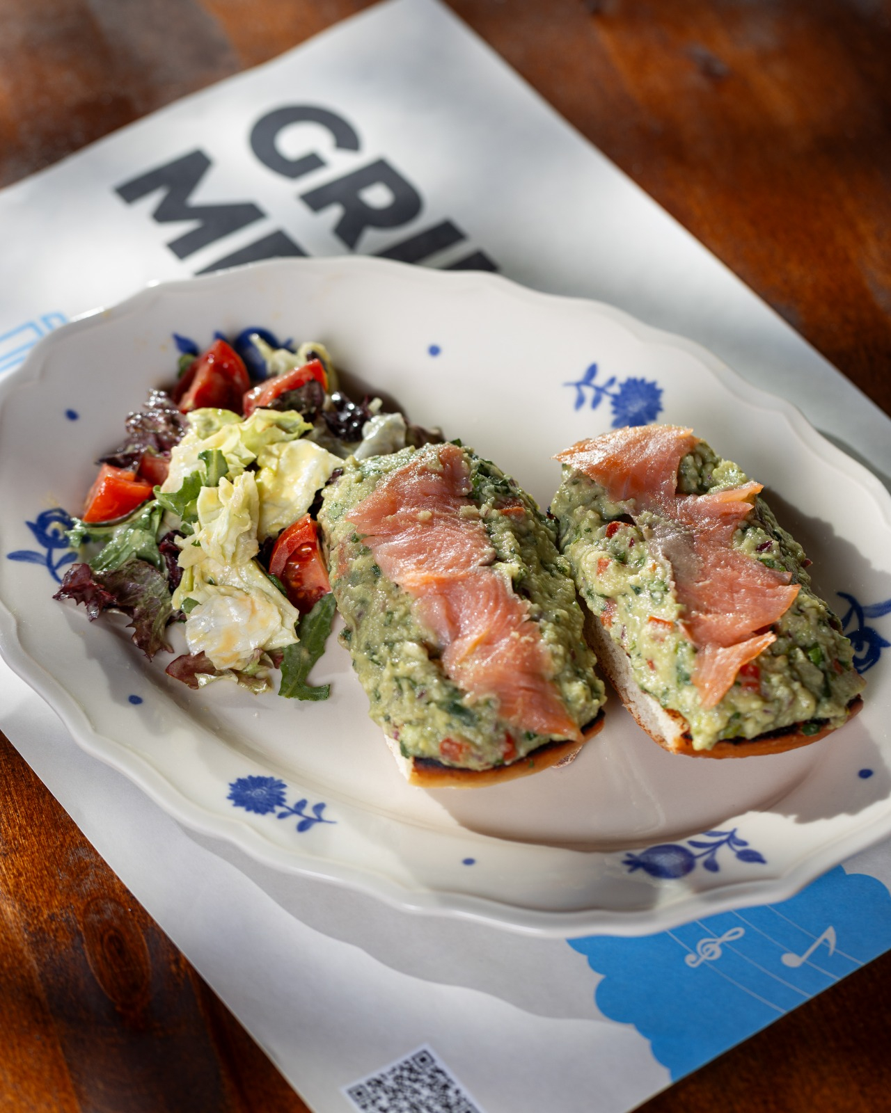 ორაგულის ტოსტი კრემყველით და სალათის ფოთლებით