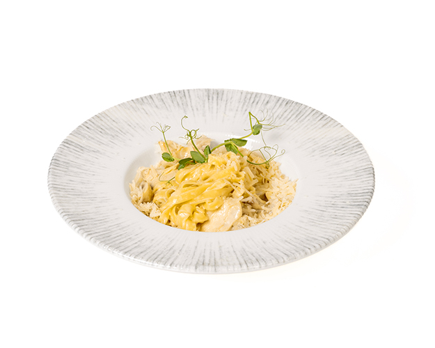 ფეტუჩინი ქათმით და სოკოთი