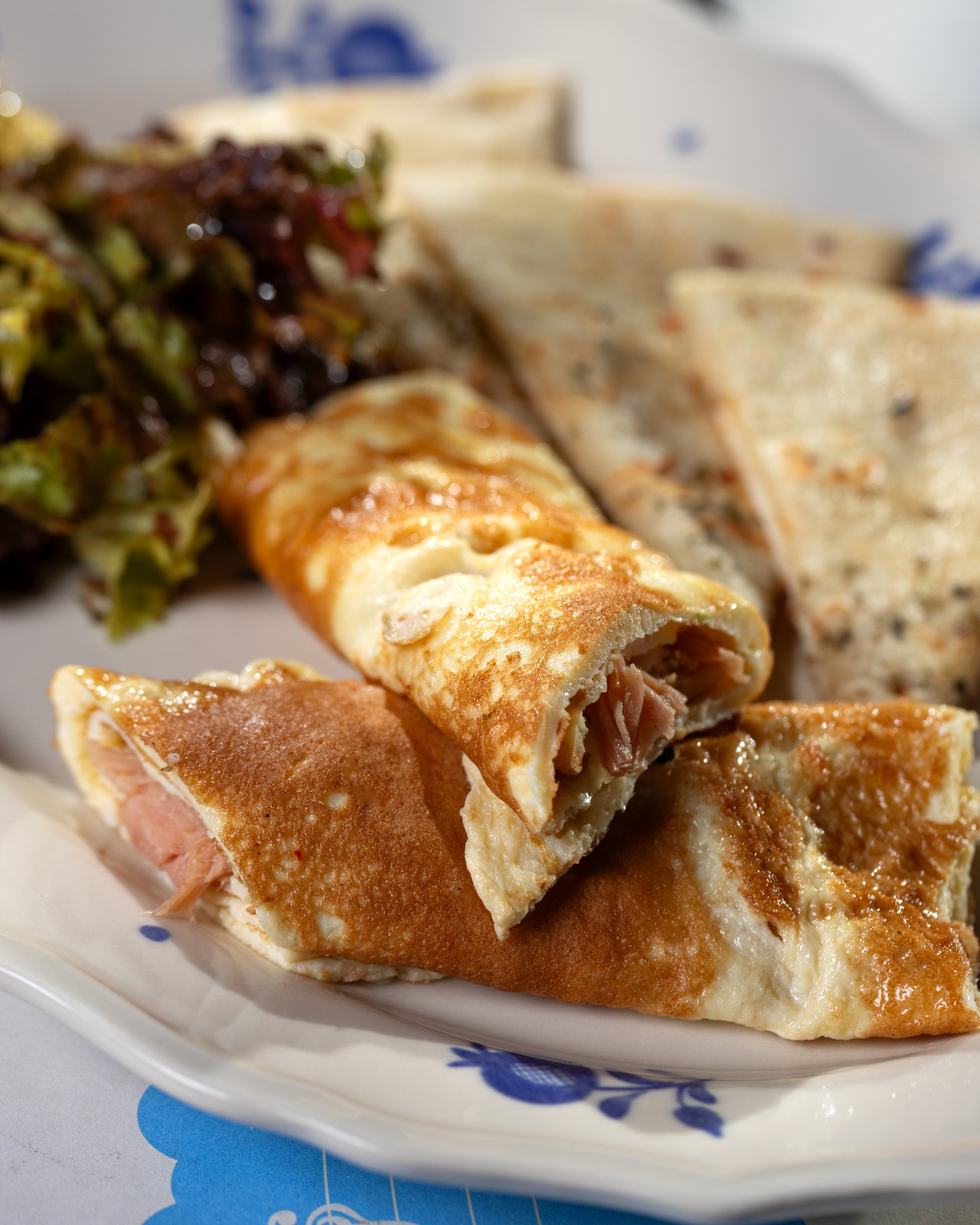 კვერცხის როლი რაჭული ლორით და სალათის ფოთლებით