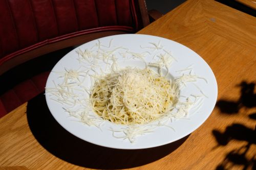 პასტა პესტოს სოუსით და პარმეზანით