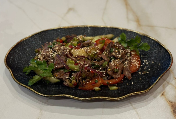 საქონლის ხორცის ტაილანდური სალათი