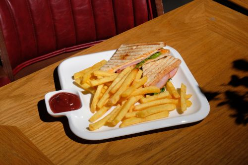 ტოსტი ლორით და ყველით