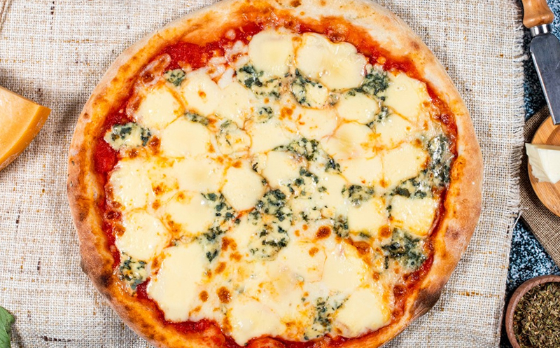 Pizza quattro formaggi 