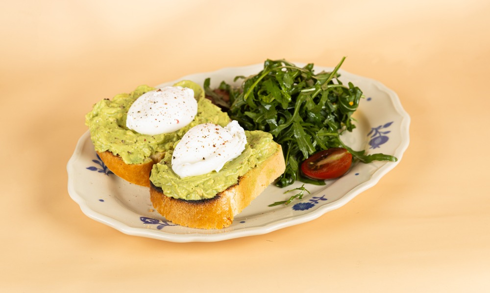 ავოკადოს ტოსტი პოშირებული კვერცხით და რუკოლას სალათით