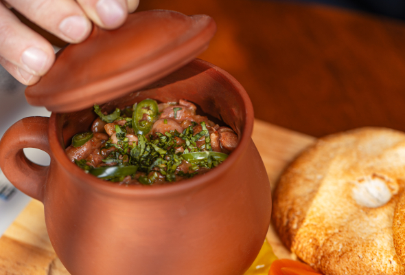 წითელი ლობიო ქოთანში მჭადით