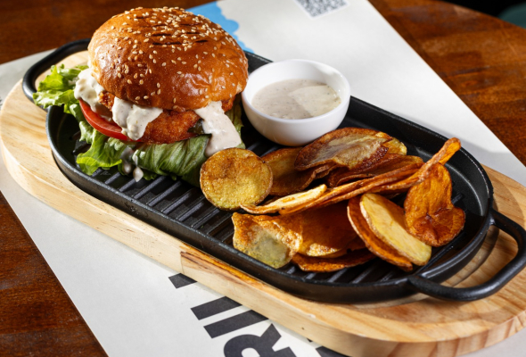 გრილზე მომზადებული ბურგერი შქმერულის სოუსით