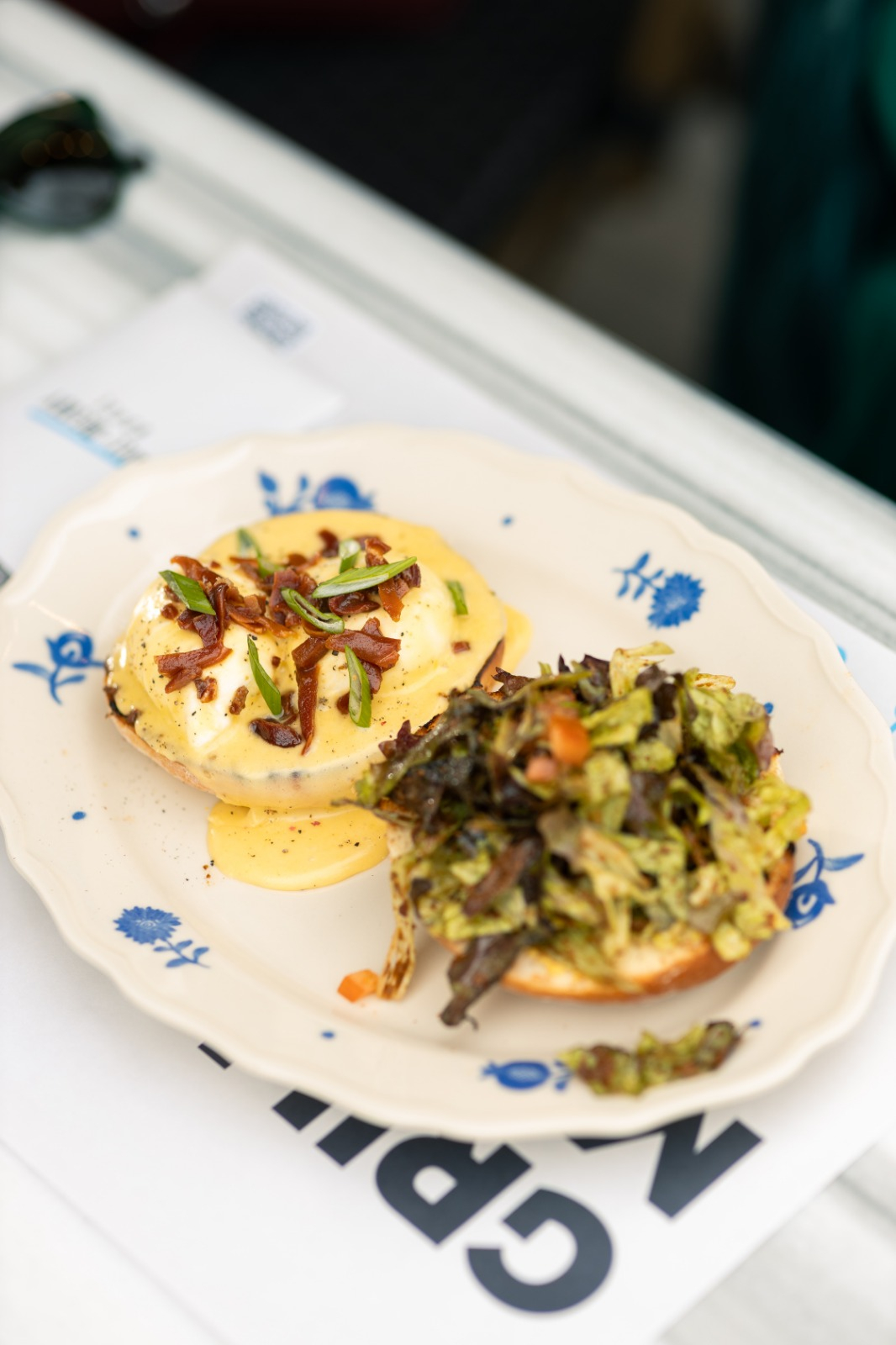 კვერცხის ბენედიქტი გამოყვანილი ორაგულით და ბანანის ბანით