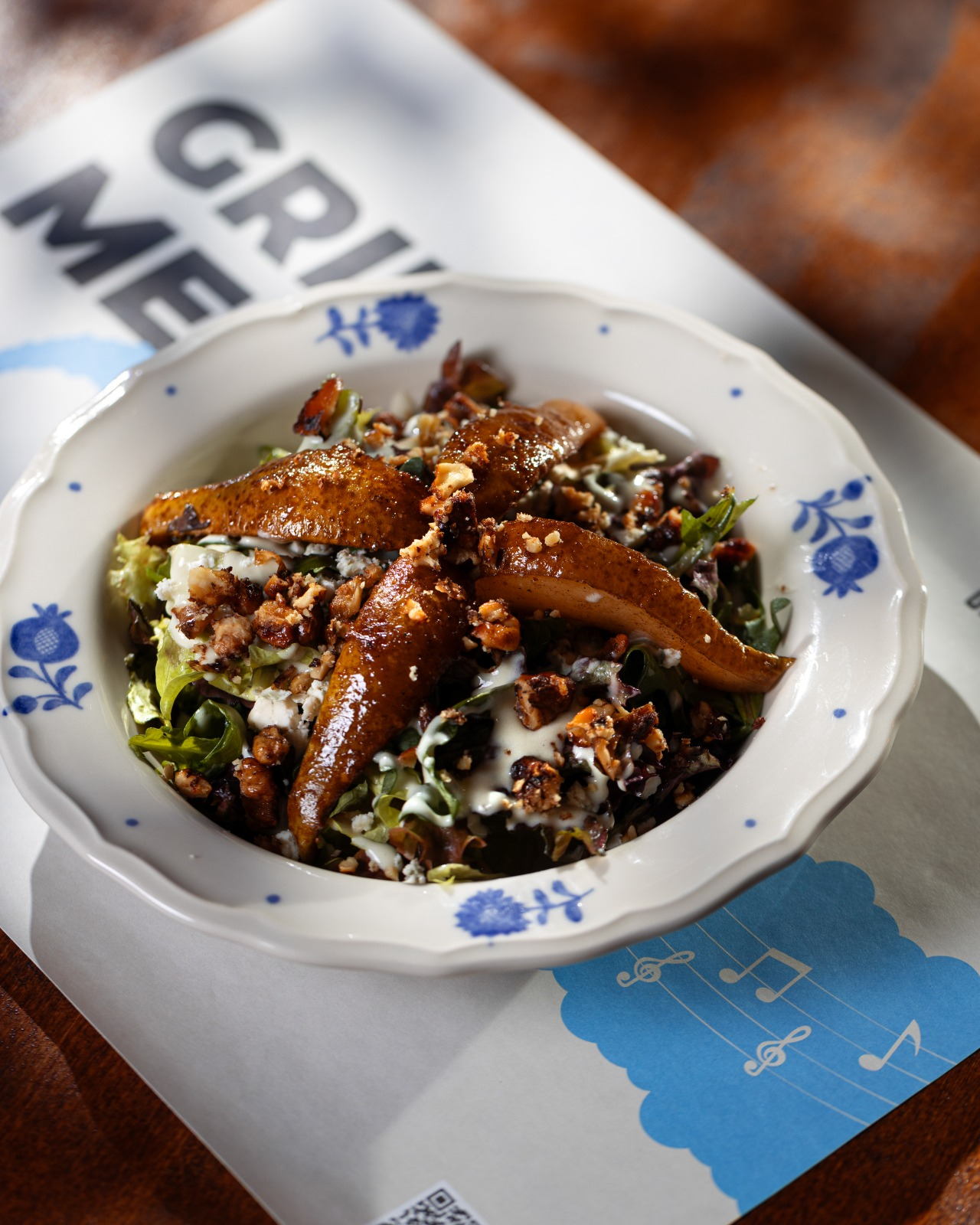 კარამელიზირებული მსხლის სალათი როკფორით და თაფლის დრესინგით